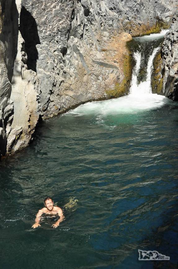 Um delicioso mergulho em uma das piscinas naturais do Parque Nacional Radal Siete Tazas, no centro-sul do Chile